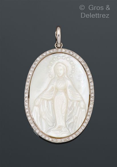 null Pendentif en or gris, orné d’une plaque de nacre ovale sculptée de la Vierge...