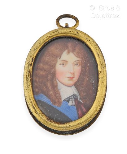 null Médaillon en métal doré, orné d’une miniature représentant un portrait de gentilhomme....