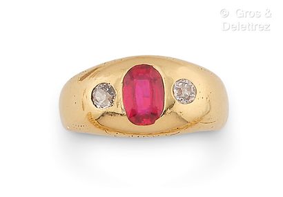 null Bague « Jonc » en or jaune, ornée d’une pierre rouge ovale épaulée de diamants...