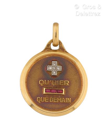 A. AUGIS Médaille « + qu’hier - que demain » en or jaune, sertie de pierres roses...