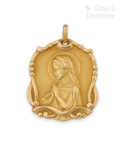 null Médaille en or jaune représentant la Vierge en prière. L’entourage sculpté de...