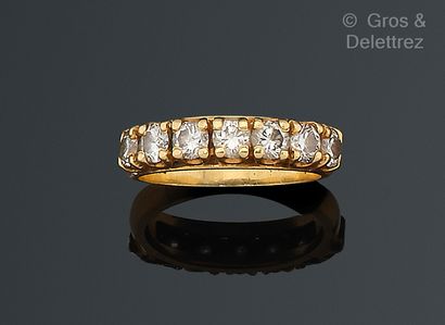 null Yellow gold wedding band, decorated with brilliant-cut diamonds. Finger size...