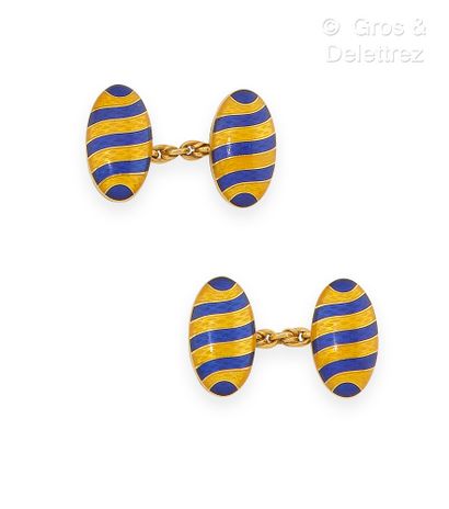 FABERGE 
Paire de boutons de manchettes en or jaune (14K) émaillé bleu et jaune translucide...