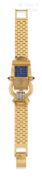ELDE Bracelet-montre de dame en or jaune, boîtier carré surmonté d’un pavage de pierres...