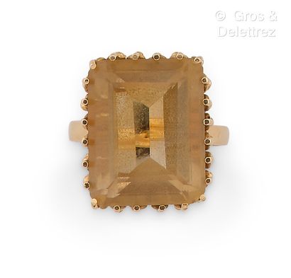 null Yellow gold ring, composed of twisted wires setting a rectangular citrine cut...