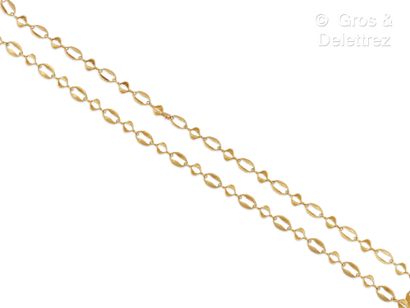 null Long necklace in yellow gold, composed of openwork guilloche links. French work,...