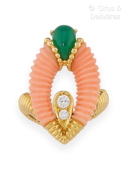 Attribué à Pery & Fils Yellow gold aigrette ring set with angel skin coral topped...