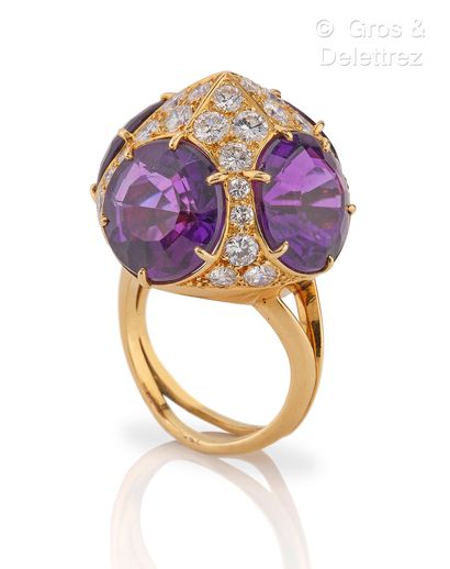 STERLE PARIS Yellow gold ring, forming a stylized bud adorned with four faceted amethysts...