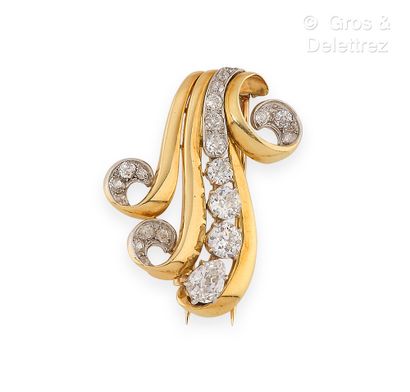 CHAUMET Yellow gold and platinum clip, decorated with scrolls highlighted by a fall...