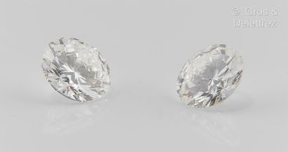 null Pairing of brilliant-cut diamonds. Weight of the diamonds : 1.01 carat each....