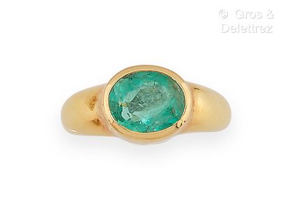 null Yellow gold ring with an oval emerald. Finger size : 53. Gross weight: 6.5g...
