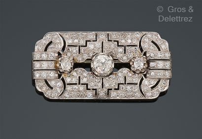 null Broche « Plaque » en platine et or gris à décor géométrique ajouré, entièrement...