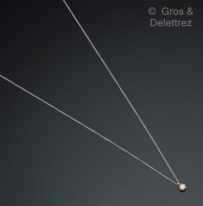 null Pendentif en or gris, orné d’un diamant taillé en brillant. Poids du diamant :...