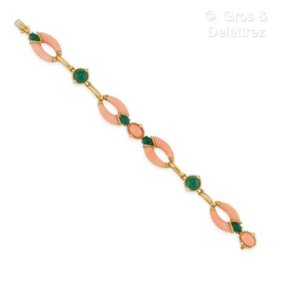 Attribué à Pery & Fils Flexible yellow gold bracelet, composed of angel skin coral...