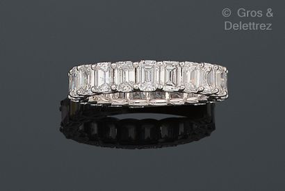 null Wedding ring in white gold, entirely set with radian diamonds. Weight of the...