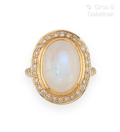 null Bague en or jaune, ornée d’un cabochon de labradorite dans un entourage de diamants...