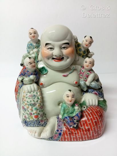 null Bouddha de prospérité porcelaine à émaux polychromes entouré de cinq enfants.
Chine,...