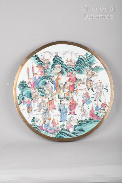 null Chine, vers 1850
Importante plaque circulaire en porcelaine et émaux de la famille...
