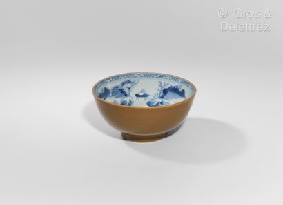 null Bol en porcelaine à décor en bleu-blanc d'un paysage lacustre animé d'une embarcation....