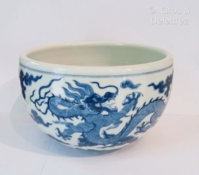 null Pot jardinière en porcelaine bleu blanc à décor de dragons affrontés sur fond...