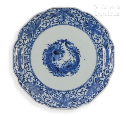 null Coupe floriforme en porcelaine bleu-blanc, à décor d'un dragon entouré de feuilles...