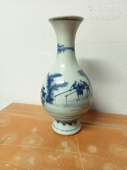 null Petit vase bouteille à col évasé en porcelaine blanc bleu à décor de pécheurs.
Chine
Haut...