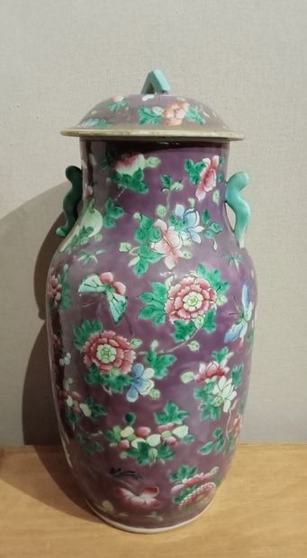 null Vase couvert en porcelaine à décoré en émaux polychromes de grenades, fleurs...