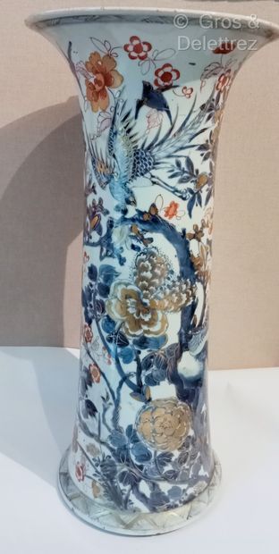 null Vase cornet en porcelaine émaillé en bleu corail réhaussé d'or, à décor de faisans...