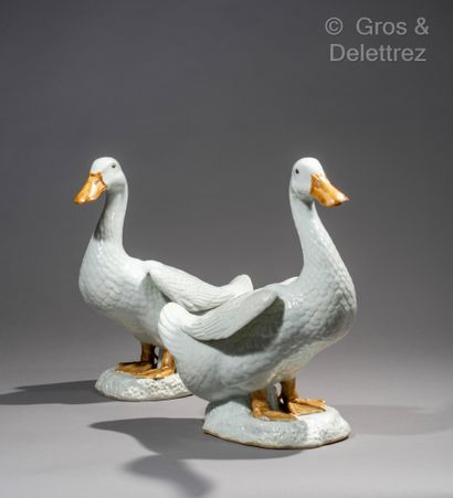 null Paire de canards en porcelaine émaillée blanc pour le plumage et la base, ocre...