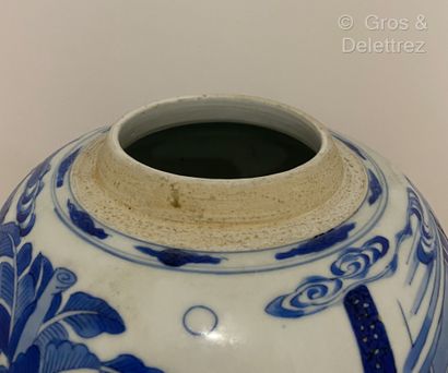 null Pot à gingembre en porcelaine émaillé bleu figurant une scène de palais animé
Haut...