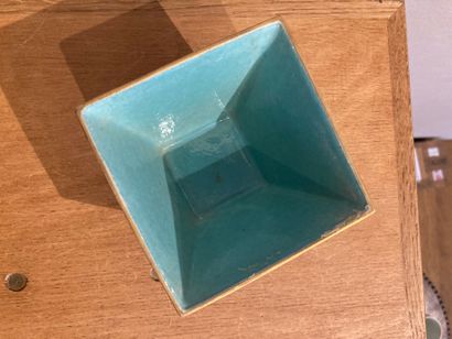 null Petit pot quadrangulaire trapézoïdale en porcelaine émaillé turquoise à décor...