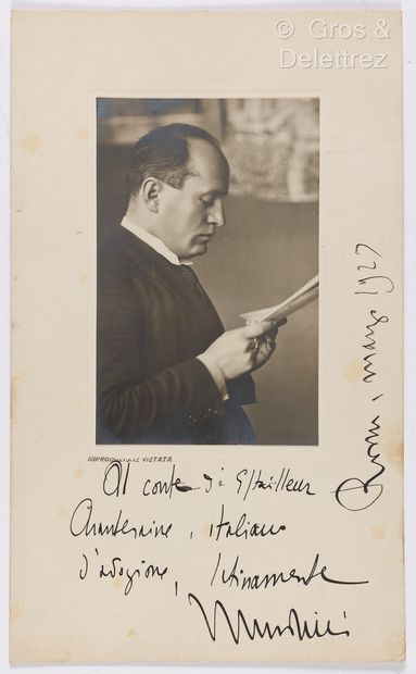 null MUSSOLINI, Benito (1883-1945). Portrait photographique du Duce avec envoi autographe...