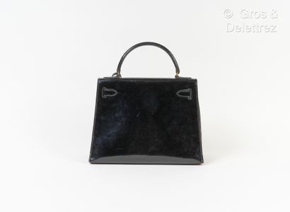 HERMES Paris Rare sac « Kelly Sellier» 29 cm en cuir vernis noir, attaches et fermoir...