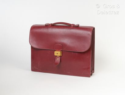 HERMÈS Paris Made in France Sac à dépêches 38 cm en cuir box bordeaux à deux soufflets,...