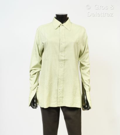 HERMES Paris Made in France Lot composé de deux chemises Homme, l’une chinée verte,...