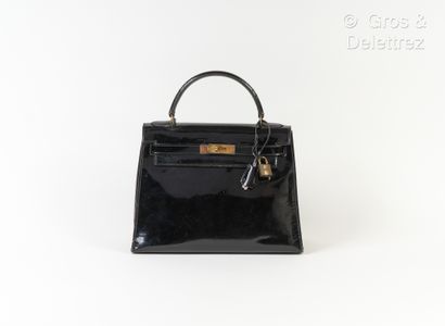 HERMES Paris Rare bag "Kelly Sellier" 29 cm in black patent leather, gold-plated...