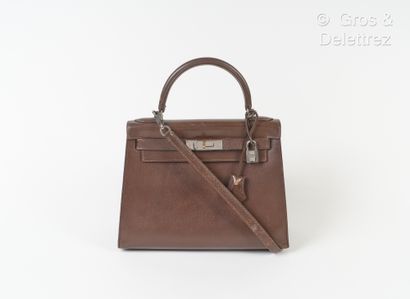 HERMES Paris Made in France Sac « Kelly Sellier» 29 cm en cuir Courchevel cacao,...