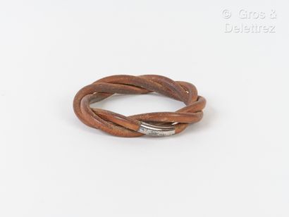 HERMES Paris Bracelet jonc en cuir naturel torsadé, bague en métal argenté. (Usures,...