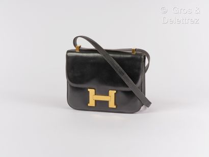 HERMES Paris Sac « Constance» 23 cm en box noir, fermoir « H» plaqué or sur rabat,...