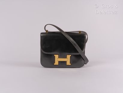 HERMES Paris Sac « Constance» 23 cm en box noir, fermoir « H» plaqué or sur rabat,...