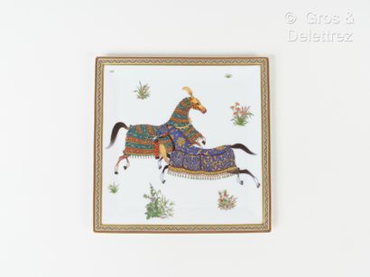 HERMES Paris Made in France Plat carré en porcelaine « Cheval d’Orient”. Dimensions...