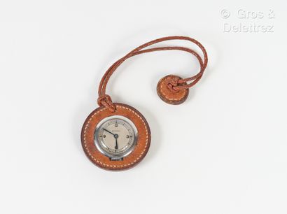 HERMES Montre de corsage circulaire en cuir camel, mouvement mécanique.