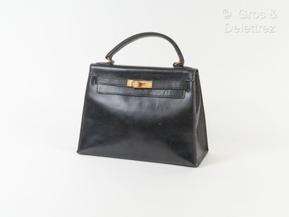 HERMES Paris Sac « Kelly Sellier» 30 cm en box noir, attaches et fermoir plaqué or,...