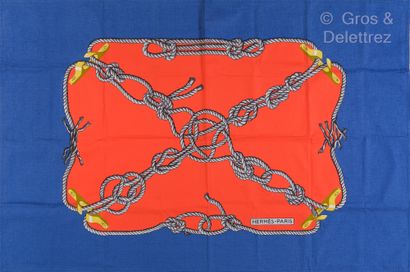HERMÈS Paris Nappe en coton impirmé à motif de cordage sur fond rouge et bleu. Très...