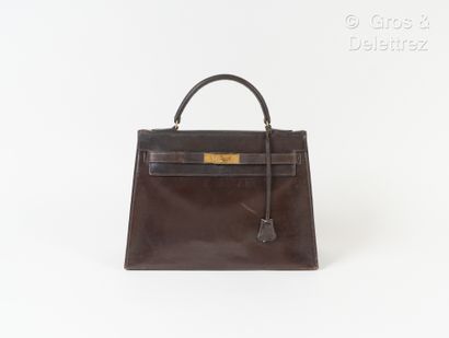 HERMES Paris Kelly Sellier" bag 33 cm in ebony box, gold plated fasteners and clasp,...