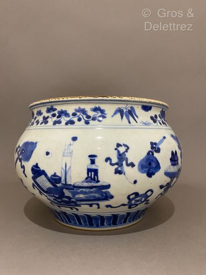 null Chine. Cache-pot en porcelaine à décor en bleu sous couverte de vases et mobilier...