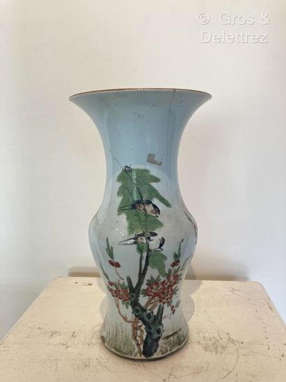 null Chine. Vase balustre à col évasé en porcelaine émaillée polychrome à décor d'hirondelles...