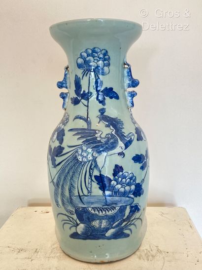 Chine. Vase balustre en porcelaine à fond...