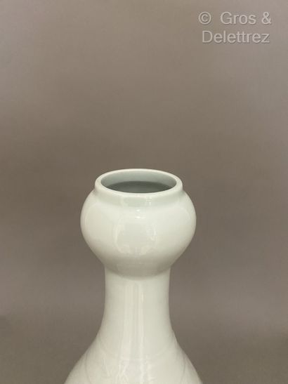 null Chine. Vase de forme suantouping "tête d'ail" en porcelaine à décor incisé et...