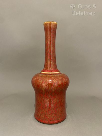 Chine. Vase bouteille à panse balustre, long...